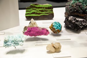 Pink and blue carbonate display at Dynamic Earth exhibition 